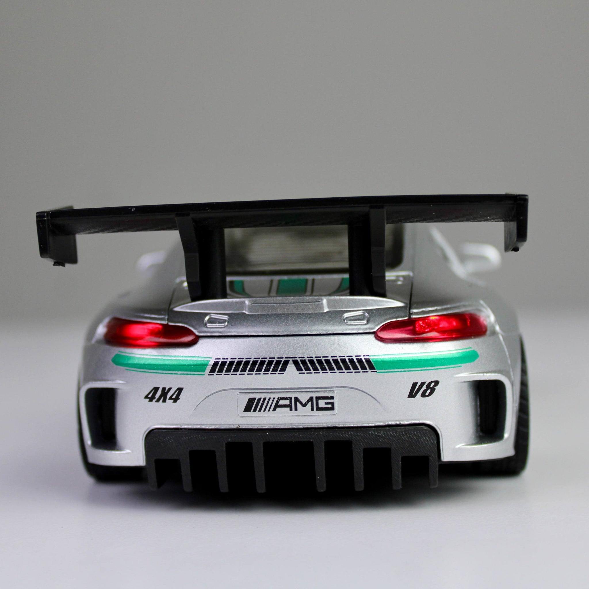 سيارة سباق AMG GT3 المصبوبة من المعدن - بمقياس 1:24 مع أضواء وأصوات