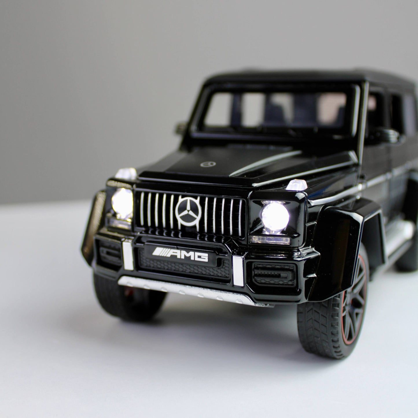 Mercedes-Benz G63 AMG Diecast Model – 1:24 Scale